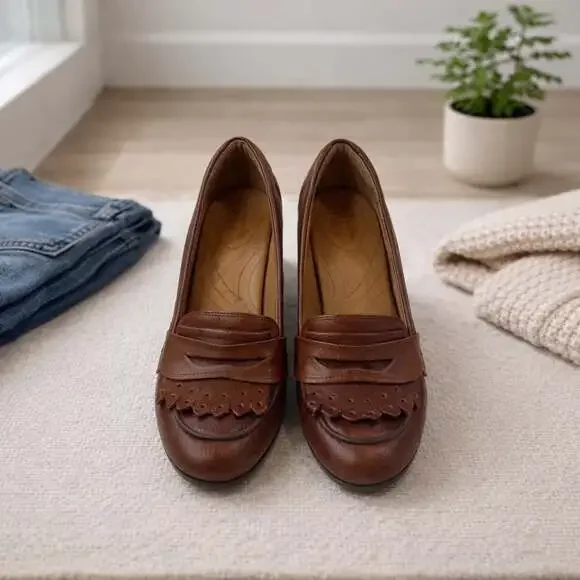 Clarks Indigo Brown Leather Kiltie Heeled Penny Loafers Size 8M - Picture 1 of 9